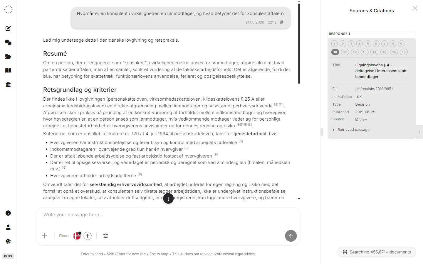 Skærmbillede af eulaw.ai i lys tilstand: et svar på, hvad der adskiller en konsulentaftale fra et ansættelsesforhold, med kilderne vist i panelet til højre.
