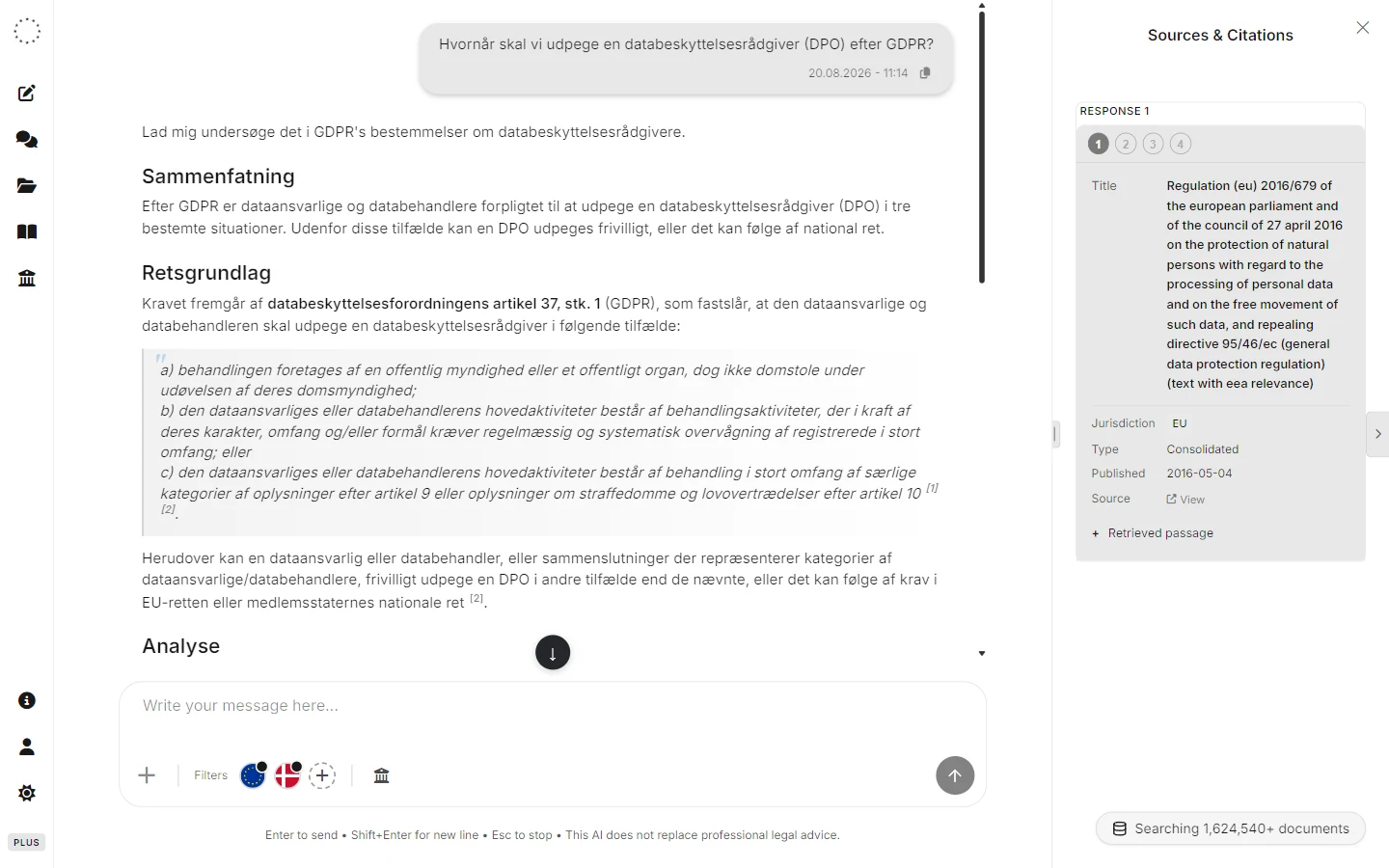 Skærmbillede af eulaw.ai i lys tilstand: et svar på, hvornår en virksomhed skal udpege en databeskyttelsesrådgiver, med kilderne vist i panelet til højre.