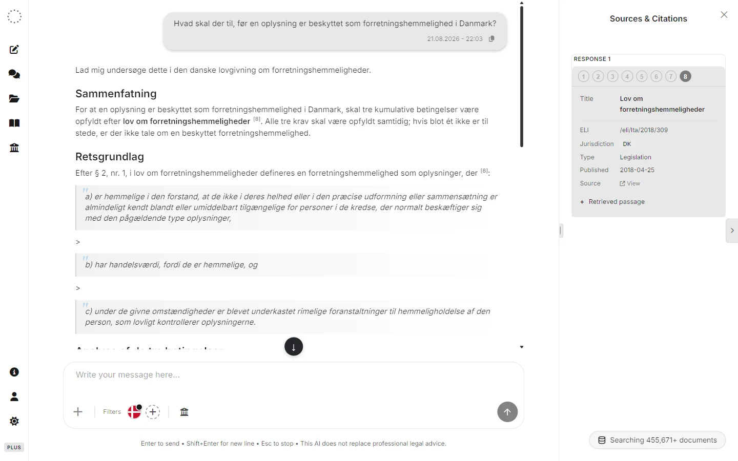 Skærmbillede af eulaw.ai i lys tilstand: et svar på, hvad en NDA beskytter, og hvornår en oplysning er en forretningshemmelighed, med kilderne vist i panelet til højre.